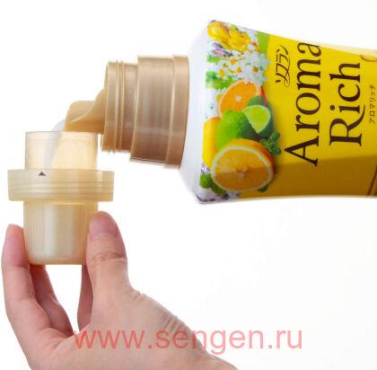 Кондиционер для белья LION Aroma Rich Belle, с ароматом апельсина, бергамота, жасмина и фрезии, бутылка с колпачком-дозатором, 520мл.