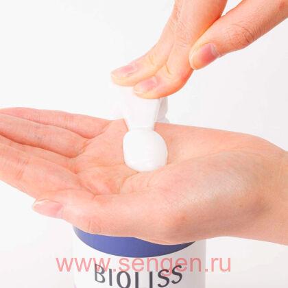 Разглаживающий органический кондиционер для волос KOSE Bioliss Veganee Botanical Smooth, с натуральными маслами, аминокислотами и растительными экстрактами, с ароматом розы и черной смородины, 480мл.