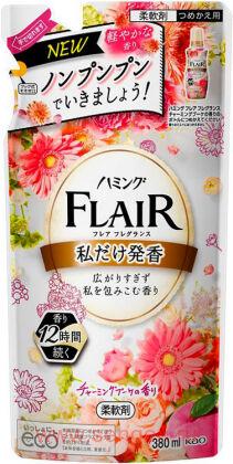 Кондиционер-смягчитель для белья KAO Flair Fragrance Charming Bouquet, с нежным ароматом цветочного букета, мягкая упаковка, 380мл.