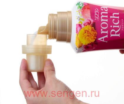 Кондиционер для белья LION Aroma Rich Scarlett, с ароматом персика, маракуйи и мимозы, бутылка с колпачком-дозатором, 520мл.