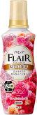 Кондиционер-смягчитель для белья KAO Flair Fragrance Floral Sweet, со сладким цветочно-фруктовым ароматом, бутылка с колпачком-дозатором, 520мл.