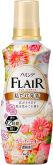 Кондиционер-смягчитель для белья KAO Flair Fragrance Charming Bouquet, с нежным ароматом цветочного букета, бутылка с колпачком-дозатором, 520мл.