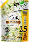 Кондиционер-смягчитель для белья KAO Flair Fragrance White Bouquet, с изящным ароматом белых цветов, мягкая упаковка с крышкой, 950мл.