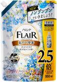 Кондиционер-смягчитель для белья KAO Flair Fragrance Flower Harmony, с ароматом цветочной гармонии, мягкая упаковка с крышкой, 950мл.
