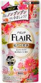 Кондиционер-смягчитель для белья KAO Flair Fragrance Charming Bouquet, с нежным ароматом цветочного букета, мягкая упаковка, 380мл.