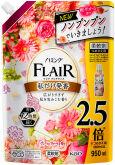 Кондиционер-смягчитель для белья KAO Flair Fragrance Charming Bouquet, с нежным ароматом цветочного букета, мягкая упаковка с крышкой, 950мл.