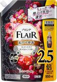 Кондиционер-смягчитель для белья KAO Flair Fragrance Rich Floral, с богатым фруктово-ягодным ароматом и цветочными нотками, мягкая упаковка с крышкой, 950мл.